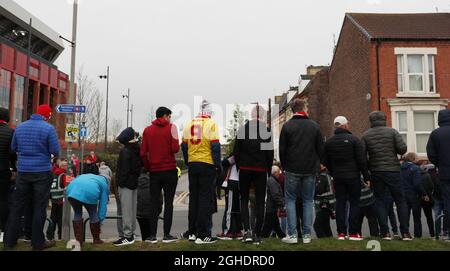 Die Fans warten auf die Ankunft des Mannschaftsbusses während des Spiels der Premier League in Anfield, Liverpool. Bilddatum: 26. April 2019. Bildnachweis sollte lauten: Darren Staples/Sportimage via PA Images Stockfoto