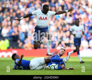 Moussa Sissoko von Tottenham Hotspur kämpft während des Premier League-Spiels im Tottenham Hotspur Stadium, London, um den Besitz mit Yerry Mina (links) und Morgan Schneiderlin von Everton. Bilddatum: 12. Mai 2019. Bildnachweis sollte lauten: Craig Mercer/Sportimage via PA Images Stockfoto