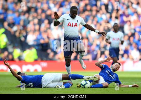 Moussa Sissoko von Tottenham Hotspur kämpft während des Premier League-Spiels im Tottenham Hotspur Stadium, London, um den Besitz mit Yerry Mina (links) und Morgan Schneiderlin von Everton. Bilddatum: 12. Mai 2019. Bildnachweis sollte lauten: Craig Mercer/Sportimage via PA Images Stockfoto