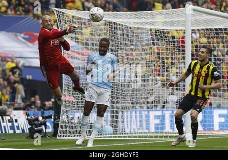 Heurelho Gomes aus Watford stecht unter dem Druck von Raheem Sterling aus Manchester City beim FA Cup Final Match im Wembley Stadium, London, klar. Bilddatum: 18. Mai 2019. Bildnachweis sollte lauten: Darren Staples/Sportimage via PA Images Stockfoto