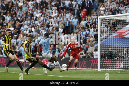 Raheem Sterling von Manchester City erzielt beim FA Cup Final Match im Wembley Stadium, London, ihr fünftes Tor hinter Heurelho Gomes of Watford. Bilddatum: 18. Mai 2019. Bildnachweis sollte lauten: Darren Staples/Sportimage via PA Images Stockfoto