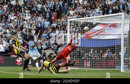 Raheem Sterling von Manchester City erzielt beim FA Cup Final Match im Wembley Stadium, London, ihr fünftes Tor hinter Heurelho Gomes of Watford. Bilddatum: 18. Mai 2019. Bildnachweis sollte lauten: Darren Staples/Sportimage via PA Images Stockfoto