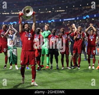 Mohamed Salah aus Liverpool feiert die Trophäe während des UEFA Champions League-Spiels im Wanda Metropolitano Stadium, Madrid. Bilddatum: 1. Juni 2019. Bildnachweis sollte lauten: David Klein/Sportimage via PA Images Stockfoto