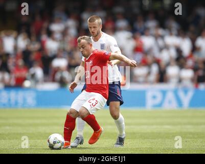 Xherdan Shaqiri aus der Schweiz wurde von Eric Dier aus England während des Spiels der UEFA Nations League im D. Afonso Henriques Stadium in Guimaraes angegangen. Bilddatum: 9. Juni 2019. Bildnachweis sollte lauten: David Klein/Sportimage via PA Images Stockfoto