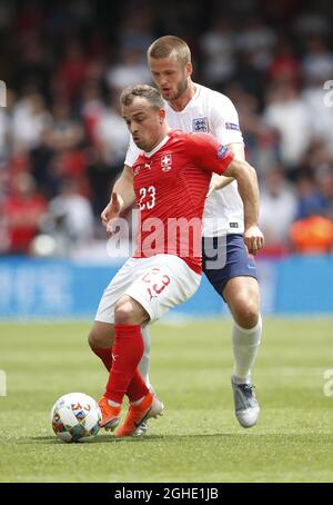 Xherdan Shaqiri aus der Schweiz wurde von Eric Dier aus England während des Spiels der UEFA Nations League im D. Afonso Henriques Stadium in Guimaraes angegangen. Bilddatum: 9. Juni 2019. Bildnachweis sollte lauten: David Klein/Sportimage via PA Images Stockfoto