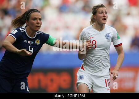 Rachel Corsie aus Schottland und Ellen White aus England während des FIFA Frauen-WM-Spiels im Allianz Riviera Stadium, Nizza. Bilddatum: 9. Juni 2019. Bildnachweis sollte lauten: Jonathan Moscrop/Sportimage via PA Images Stockfoto