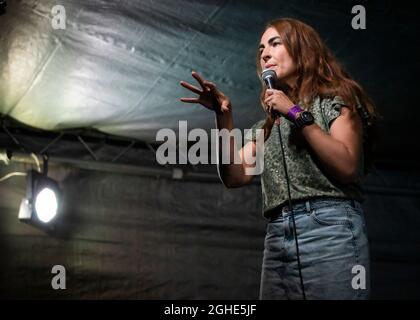 Esther Manito, Comedian, The Garden Gatherings, Comedy Gala, Essex © Clarissa Debenham / Alamy Stockfoto