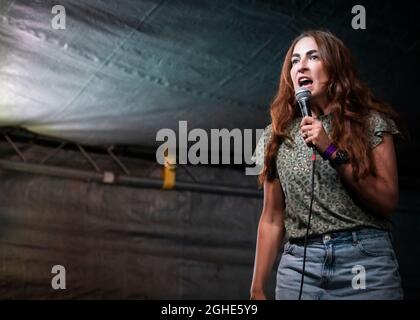 Esther Manito, Comedian, The Garden Gatherings, Comedy Gala, Essex © Clarissa Debenham / Alamy Stockfoto