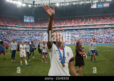 Christen Press von USA winkt während des FIFA Frauen-WM-Spiels im Stade de Lyon, Lyon, der Familie in der Menge zu. Bilddatum: 7. Juli 2019. Bildnachweis sollte lauten: Jonathan Moscrop/Sportimage via PA Images Stockfoto