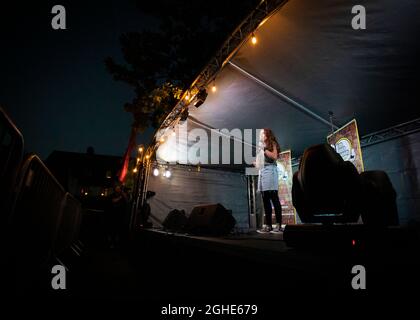 Esther Manito, Comedian, The Garden Gatherings, Comedy Gala, Essex © Clarissa Debenham / Alamy Stockfoto