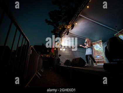 Esther Manito, Comedian, The Garden Gatherings, Comedy Gala, Essex © Clarissa Debenham / Alamy Stockfoto