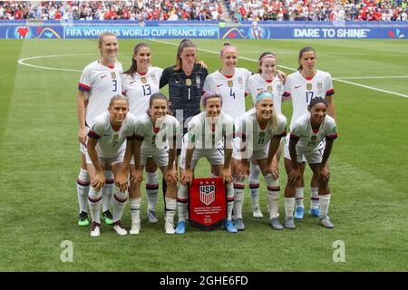 Das US-Team stellt sich vor dem Anpfiff für ein Foto an, in der hinteren Reihe ( L bis R ); Samantha Mewis, Alex Morgan, Alyssa Naeher, Becky Sauerbrunn, Rose LavelleÂ und Tobin Heath, erste Reihe ( L bis R ); Abby Dahlkemper, Kelley O'Hara, Megan Rapinoe, Julie Ertz und Crystal Dunn während des FIFA Frauen-WM-Spiels im Stade de Lyon, Lyon. Bilddatum: 7. Juli 2019. Bildnachweis sollte lauten: Jonathan Moscrop/Sportimage via PA Images Stockfoto