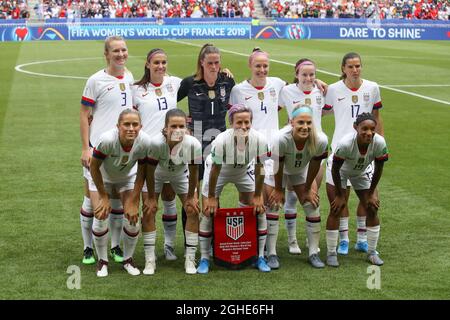 Das US-Team stellt sich vor dem Anpfiff für ein Foto an, in der hinteren Reihe ( L bis R ); Samantha Mewis, Alex Morgan, Alyssa Naeher, Becky Sauerbrunn, Rose LavelleÂ und Tobin Heath, erste Reihe ( L bis R ); Abby Dahlkemper, Kelley O'Hara, Megan Rapinoe, Julie Ertz und Crystal Dunn während des FIFA Frauen-WM-Spiels im Stade de Lyon, Lyon. Bilddatum: 7. Juli 2019. Bildnachweis sollte lauten: Jonathan Moscrop/Sportimage via PA Images Stockfoto