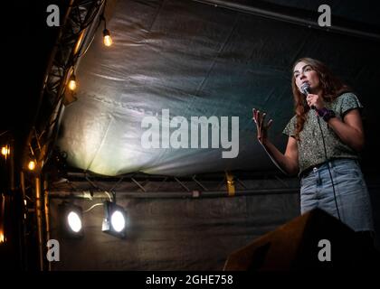 Esther Manito, Comedian, The Garden Gatherings, Comedy Gala, Essex © Clarissa Debenham / Alamy Stockfoto