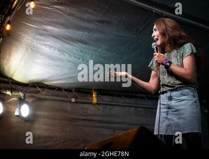 Esther Manito, Comedian, The Garden Gatherings, Comedy Gala, Essex © Clarissa Debenham / Alamy Stockfoto