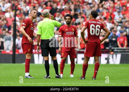 Liverpool-Spieler appellieren beim Spiel des FA Community Shield im Wembley Stadium, London, an Schiedsrichter Martin Atkinson. Bilddatum: 4. August 2019. Bildnachweis sollte lauten: Harry Marshall/Sportimage via PA Images Stockfoto