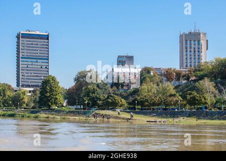 Blick auf die Küste oder Ruse von der Donau aus an einem sonnigen Sommertag Stockfoto