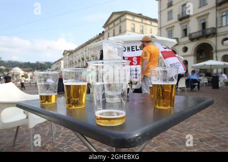 Halb leere Biergläser, während die Fans von Wolverhampton Wanderers die Nachmittagssonne genießen und vor dem Spiel während des UEFA Europa League-Spiels im Stadio Grande Torino, Turin, einen Drink im Zentrum von Turin genießen. Bilddatum: 22. August 2019. Bildnachweis sollte lauten: Jonathan Moscrop/Sportimage via PA Images Stockfoto