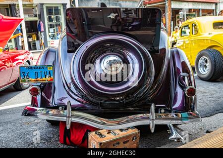 Virginia City, NV - 30. Juli 2021: 1936 Ford Model 68 Deluxe Club Cabriolet auf einer lokalen Automshow. Stockfoto