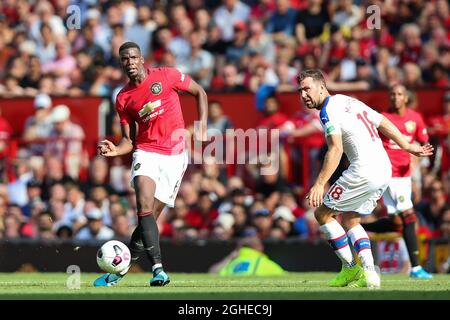 Paul Pogba (L) von Manchester United spielt beim Premier League-Spiel in Old Trafford, Manchester, an James McArthur von Crystal Palace vorbei. Bilddatum: 24. August 2019. Bildnachweis sollte lauten: James Wilson/Sportimage via PA Images Stockfoto