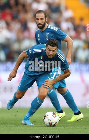 Cristiano Ronaldo von Juventus fährt mit dem Ball nach vorne, während Teamkollege Gonzalo Higuain während des Serie-A-Spiels im Stadio Ennio Tardini, Parma, zuschaut. Bilddatum: 24. August 2019. Bildnachweis sollte lauten: Jonathan Moscrop/Sportimage via PA Images Stockfoto