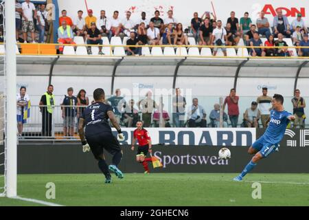 Cristiano Ronaldo von Juventus feuert diese Anstrengung knapp weit von den Aufrechten ab, wie Param Calcio Torhüter Luigi Sepe während des Serie-A-Spiels im Stadio Ennio Tardini, Parma, aufschaut. Bilddatum: 24. August 2019. Bildnachweis sollte lauten: Jonathan Moscrop/Sportimage via PA Images Stockfoto