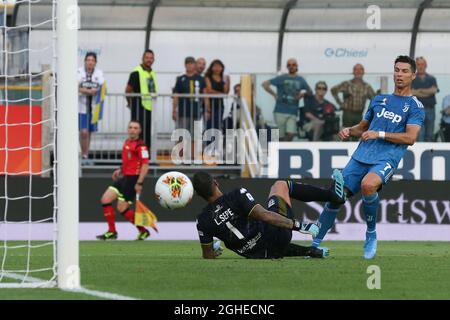 Cristiano Ronaldo von Juventus feuert diese Anstrengung knapp weit von den Aufrechten ab, wie Param Calcio Torhüter Luigi Sepe während des Serie-A-Spiels im Stadio Ennio Tardini, Parma, aufschaut. Bilddatum: 24. August 2019. Bildnachweis sollte lauten: Jonathan Moscrop/Sportimage via PA Images Stockfoto