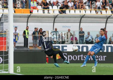 Cristiano Ronaldo von Juventus feuert diese Anstrengung knapp weit von den Aufrechten ab, wie Param Calcio Torhüter Luigi Sepe während des Serie-A-Spiels im Stadio Ennio Tardini, Parma, aufschaut. Bilddatum: 24. August 2019. Bildnachweis sollte lauten: Jonathan Moscrop/Sportimage via PA Images Stockfoto