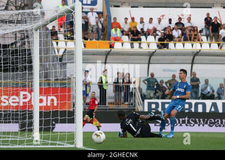 Cristiano Ronaldo von Juventus feuert diese Anstrengung knapp weit von den Aufrechten ab, wie Param Calcio Torhüter Luigi Sepe während des Serie-A-Spiels im Stadio Ennio Tardini, Parma, aufschaut. Bilddatum: 24. August 2019. Bildnachweis sollte lauten: Jonathan Moscrop/Sportimage via PA Images Stockfoto