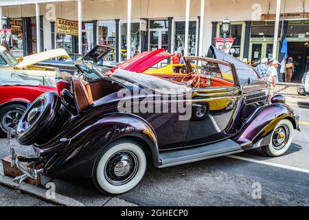 Virginia City, NV - 30. Juli 2021: 1936 Ford Model 68 Deluxe Club Cabriolet auf einer lokalen Automshow. Stockfoto