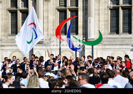 Anne Hidalgo, Bürgermeisterin von Paris, Präsident des Pariser Organisationskomitees der Olympischen und Paralympischen Spiele 2024, Tony Estanguet, Die französische Sportministerin Roxana Maracineanu und die französischen Medaillengewinnerinnen mit der Paralympischen Flagge, die der Goldmedaillengewinnerin Paratriathlet Alexis Hanquinquant während einer Zeremonie anlässlich der Übergabe von Japan an die nächsten Olympischen und Paralympischen Spiele in Paris 2024 bei der Rückkehr der französischen Mannschaftssportler-Delegation von den Olympischen Spielen 2020 in Tokio weckte, Im Hotel de Ville, Paris, Frankreich, am 6. September 2021. Foto von Victor Joly/ABACAPRESS.COM Stockfoto