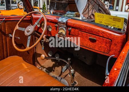 Virginia City, NV - 30. Juli 2021: 1936 Ford Model 68 Deluxe Club Cabriolet auf einer lokalen Automshow. Stockfoto