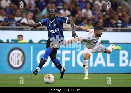 Romelu Lukaku von Inter hat sein Hemd von Luca Rossettini von Lecce während der Serie A Spiel bei Giuseppe Meazza, Mailand gezogen. Bilddatum: 26. August 2019. Bildnachweis sollte lauten: Jonathan Moscrop/Sportimage via PA Images Stockfoto