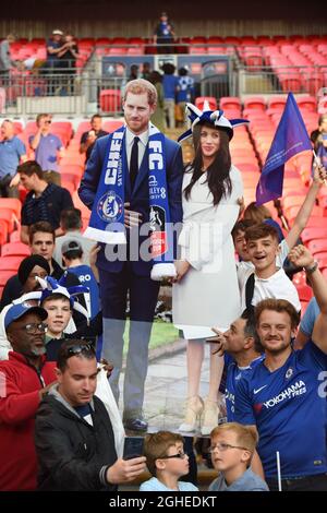 Chelsea-Fans halten einen aus Pappe geklebten Prinz Harry und Meghan Markle nach ihrem Sieg im FA Cup Finale - Chelsea gegen Manchester United, dem Emirates FA Cup Finale 2018, Wembley Stadium, London - 19. Mai 2018. Stockfoto