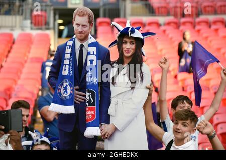 Chelsea-Fans halten einen aus Pappe geklebten Prinz Harry und Meghan Markle nach ihrem Sieg im FA Cup Finale - Chelsea gegen Manchester United, dem Emirates FA Cup Finale 2018, Wembley Stadium, London - 19. Mai 2018. Stockfoto