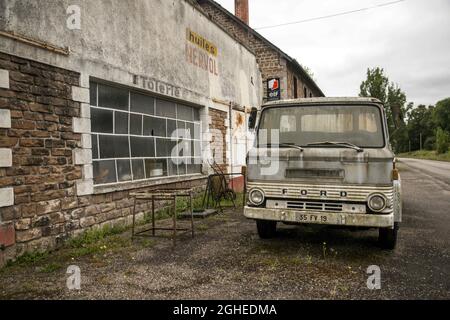 Geschäfte und Geschäfte auf dem französischen Land geschlossen. Desertifikation unserer Landschaft. Marcillac la Croze, Frankreich am 19. August 2021. Foto von Denis Prezat/Avenir Pictures/ABACAPRESS.COM Stockfoto