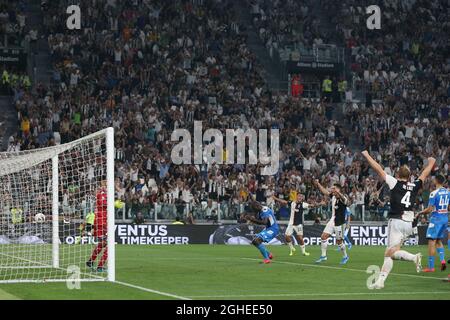 Die Juventus-Spieler Cristiano Ronaldo, Matthijs De Ligt und Paulo Dybala feiern, nachdem Kalidou Koulibaly aus Neapel ein eigenes Tor erzielte, um Juventus während des Spiels der Serie A im Allianz Stadium, Turin, eine Führung von Ende 4-3 zu geben. Bilddatum: 31. August 2019. Bildnachweis sollte lauten: Jonathan Moscrop/Sportimage via PA Images Stockfoto