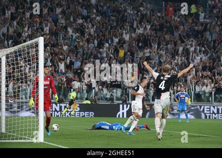 Die Juventus-Spieler Cristiano Ronaldo und Matthijs De Ligt feiern, nachdem Kalidou Koulibaly aus Neapel ein eigenes Tor erzielte, um Juventus während des Spiels der Serie A im Allianz Stadium, Turin, eine Führung von Ende 4-3 zu geben. Bilddatum: 31. August 2019. Bildnachweis sollte lauten: Jonathan Moscrop/Sportimage via PA Images Stockfoto