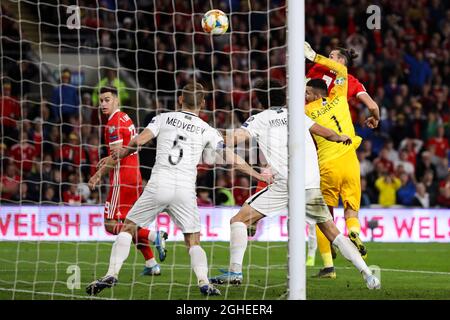 Gareth Bale (r) aus Wales schießt beim European Qualifiers Match im Cardiff City Stadium, Cardiff, seinen Mannschaften den zweiten Treffer. Bilddatum: 6. September 2019. Bildnachweis sollte lauten: James Wilson/Sportimage via PA Images Stockfoto