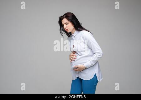 Schwanger Frau mit Schmerzen im Bauch. Stockfoto