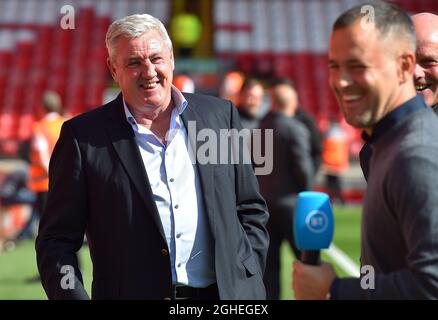 Steve Bruce, Manager von Newcastle United, lacht vor dem Start des Premier League-Spiels in Anfield, Liverpool, mit BT Sport-Moderator Joe Cole. Bilddatum: 14. September 2019. Bildnachweis sollte lauten: Robin Parker/Sportimage via PA Images Stockfoto