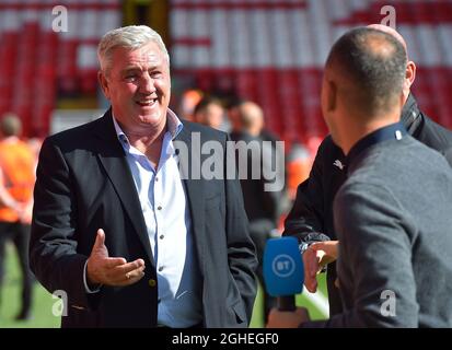 Steve Bruce, Manager von Newcastle United, lacht vor dem Start des Premier League-Spiels in Anfield, Liverpool, mit BT Sport-Moderator Joe Cole. Bilddatum: 14. September 2019. Bildnachweis sollte lauten: Robin Parker/Sportimage via PA Images Stockfoto