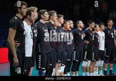 Tallinn, Estland. September 2021. Volleyball: Europameisterschaft, Männer, Vorrunde, Deutschland - Frankreich: Die deutsche Mannschaft singt die Nationalhymne. Quelle: Roman Koksarov/dpa/Alamy Live News Stockfoto