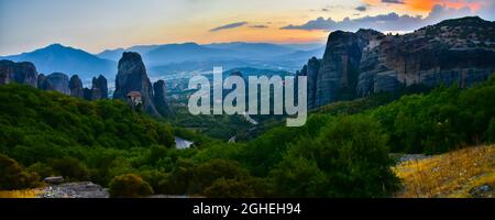 Panoramablick auf Meteora bei Sonnenuntergang, Griechenland Stockfoto