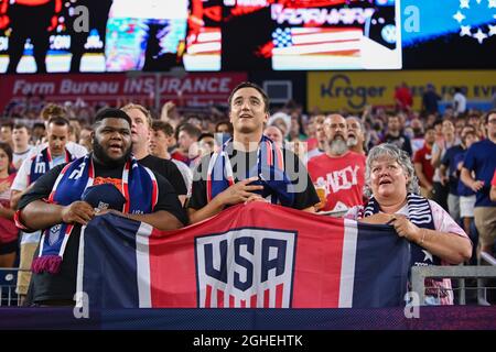 Nashville, TN, USA. September 2021. US-Fußballfans stehen während der Nationalhymne vor dem WM-Qualifikationsspiel zwischen Kanada und den USA im Nissan-Stadion in Nashville, TN. Kevin Langley/CSM/Alamy Live News Stockfoto