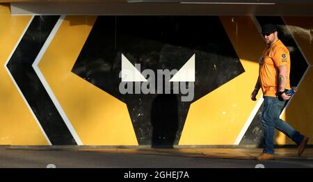 Die Fans von Wolverhampton Wanderers kommen während des Spiels der UEFA Europa League in Molineux, Wolverhampton, zum Spiel gegen Sporting Braga. Bilddatum: 19. September 2019. Bildnachweis sollte lauten: Nigel French/Sportimage via PA Images Stockfoto