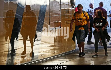 Die Fans von Wolverhampton Wanderers kommen während des Spiels der UEFA Europa League in Molineux, Wolverhampton, zum Spiel gegen Sporting Braga. Bilddatum: 19. September 2019. Bildnachweis sollte lauten: Nigel French/Sportimage via PA Images Stockfoto