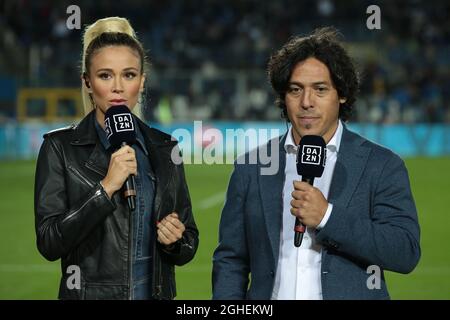 Die TV-Moderatorin Diletta Leotta und der ehemalige Juventus- und Italienspieler Mauro German Camoranesi ist jetzt TV-Experte für DAZN, das während des Spiels der Serie A im Stadio Mario Rigamonti in Brescia auf dem Pitchside-Bild abgebildet ist. Bilddatum: 24. September 2019. Bildnachweis sollte lauten: Jonathan Moscrop/Sportimage via PA Images Stockfoto