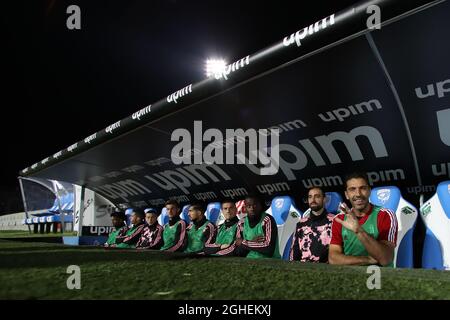 Gianluigi Buffon von Juventus winkt, wie er im Dugout mit Teamkollegen, Carlo Pinsoglio, Blaise Matuidi, Merih Demiral, Emre Can, Daniele Rugani, Federico Bernardeschi, Rodrigo Bentancur und Juan Cuadrado während des Spiels der Serie A im Stadio Mario Rigamonti, Brescia. Bilddatum: 24. September 2019. Bildnachweis sollte lauten: Jonathan Moscrop/Sportimage via PA Images Stockfoto