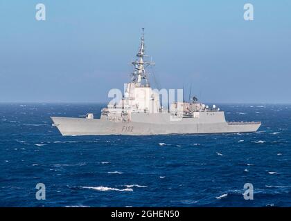 Die spanische Marine Alvaro de Bazan-Klasse Fregatte ESPS Almirante Juan de Borbon segelt in Formation mit NATO-alliierten Seestreitkräften während der Übung Dynamic Mariner 2019 16. Oktober 2019 im Golf von Cádiz, Spanien. Stockfoto